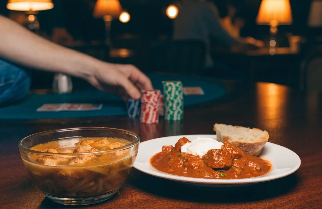 Talíř z denního menu na prostřeném stole pod teplým světlem v restauraci Bílá Dolina